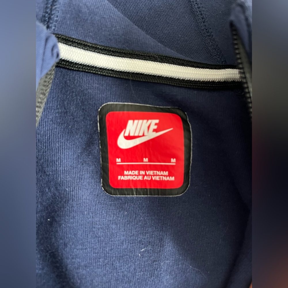 Boys 2 tone Nike tech jacket. Size Medium. Read description. - Picture 3 of 5